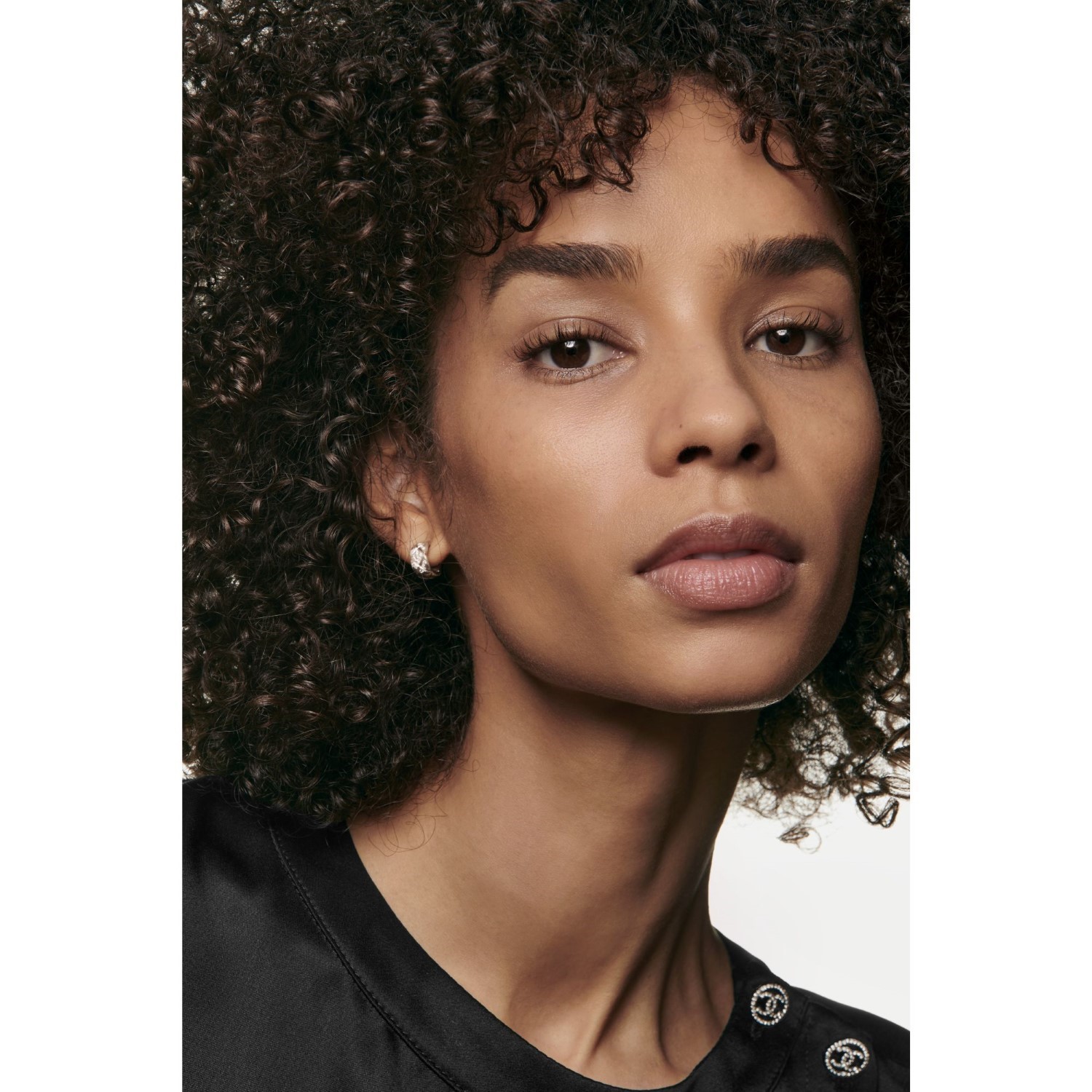 LES BEIGES AGUA DE MAQUILLAJE. AGUA DE MAQUILLAJE FRESCA CON MICROBURBUJAS DE PIGMENTOS. EFECTO PIEL NATURAL. EFECTO SALUDABLE NATURAL Y LUMINOSO.